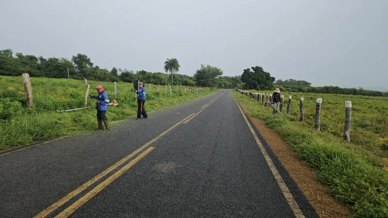 Foto 1 – Prefeitura Municipal de Paraibano realiza serviços de roço e limpeza nas margens da estrada do povoado Varzinha
