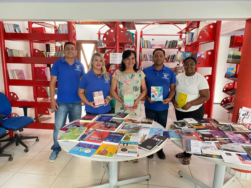Foto 1 – Prefeitura amplia acervo do Farol do Saber com novos livros adquiridos em parceria com a Biblioteca Benedito Leite