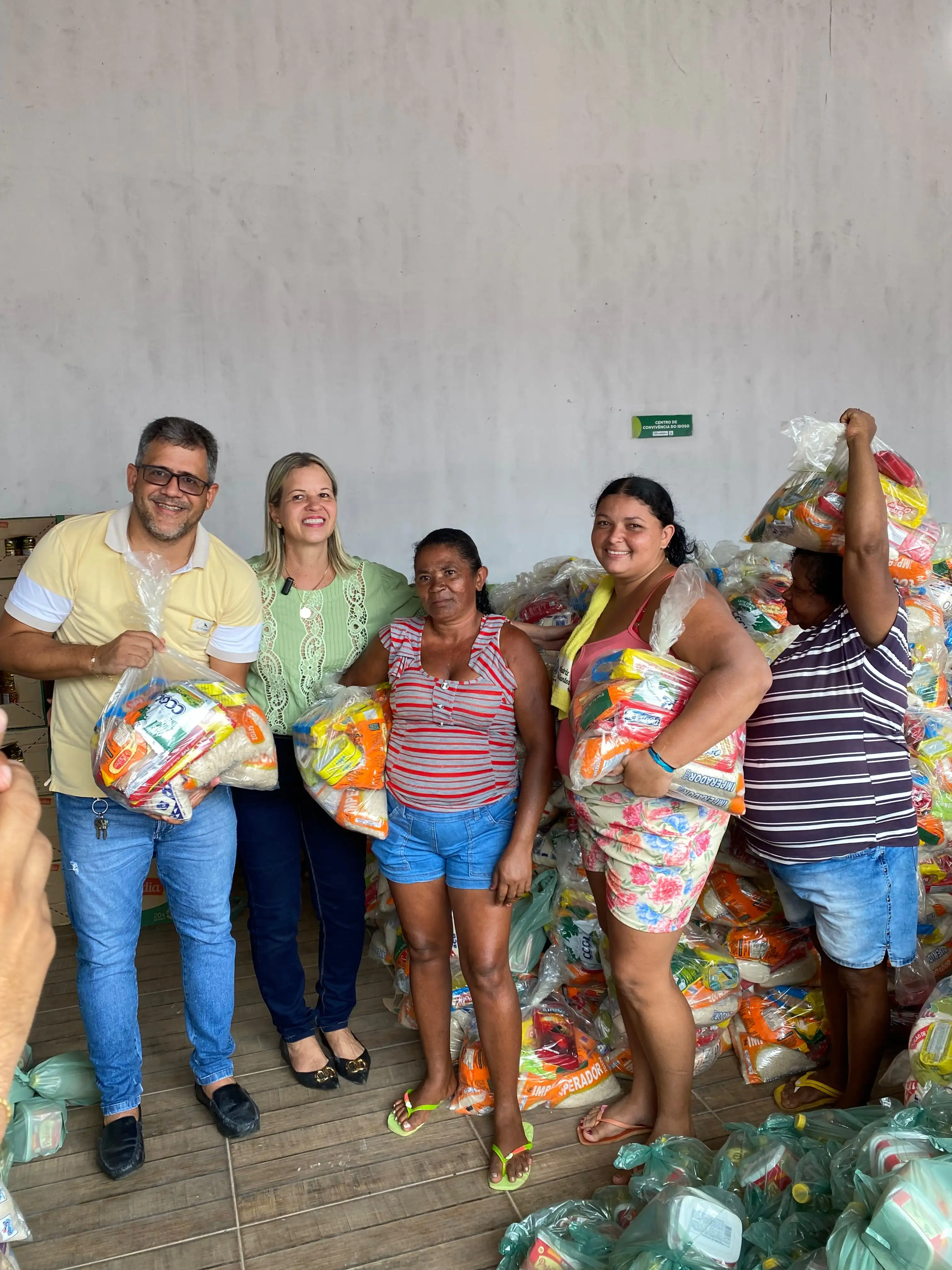 Foto 4 – Prefeitura Municipal de Paraibano realizou mais uma entrega de cestas básicas em alusão à Semana Santa.