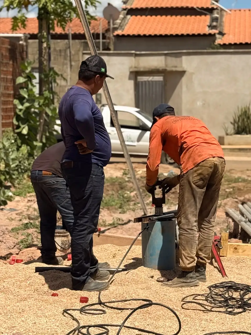 Governo Municipal, informa que instalação da bomba e da tubulação do novo poço na Vila Castor já está em andamento.