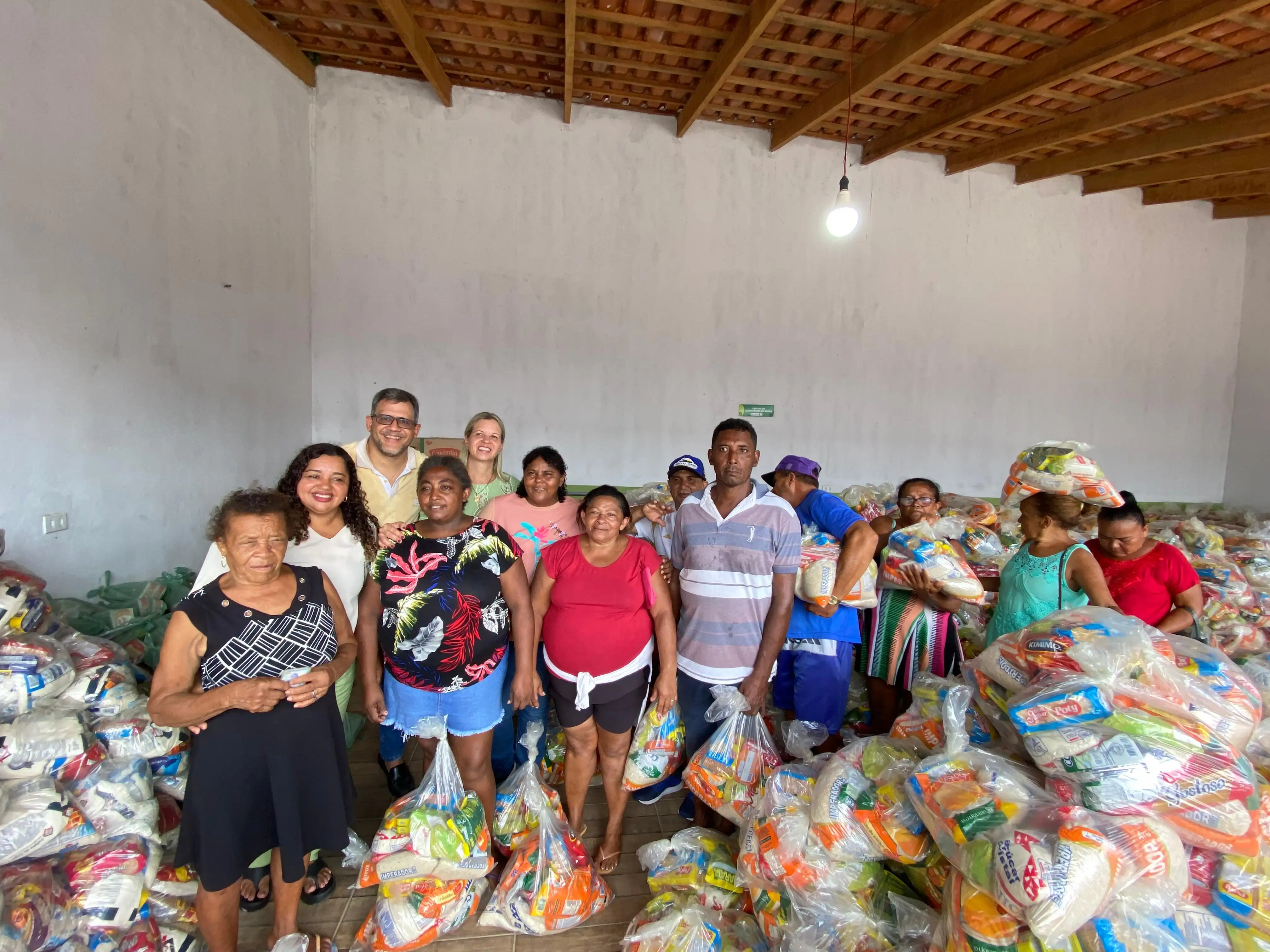 Foto 2 – Prefeitura Municipal de Paraibano realizou mais uma entrega de cestas básicas em alusão à Semana Santa.