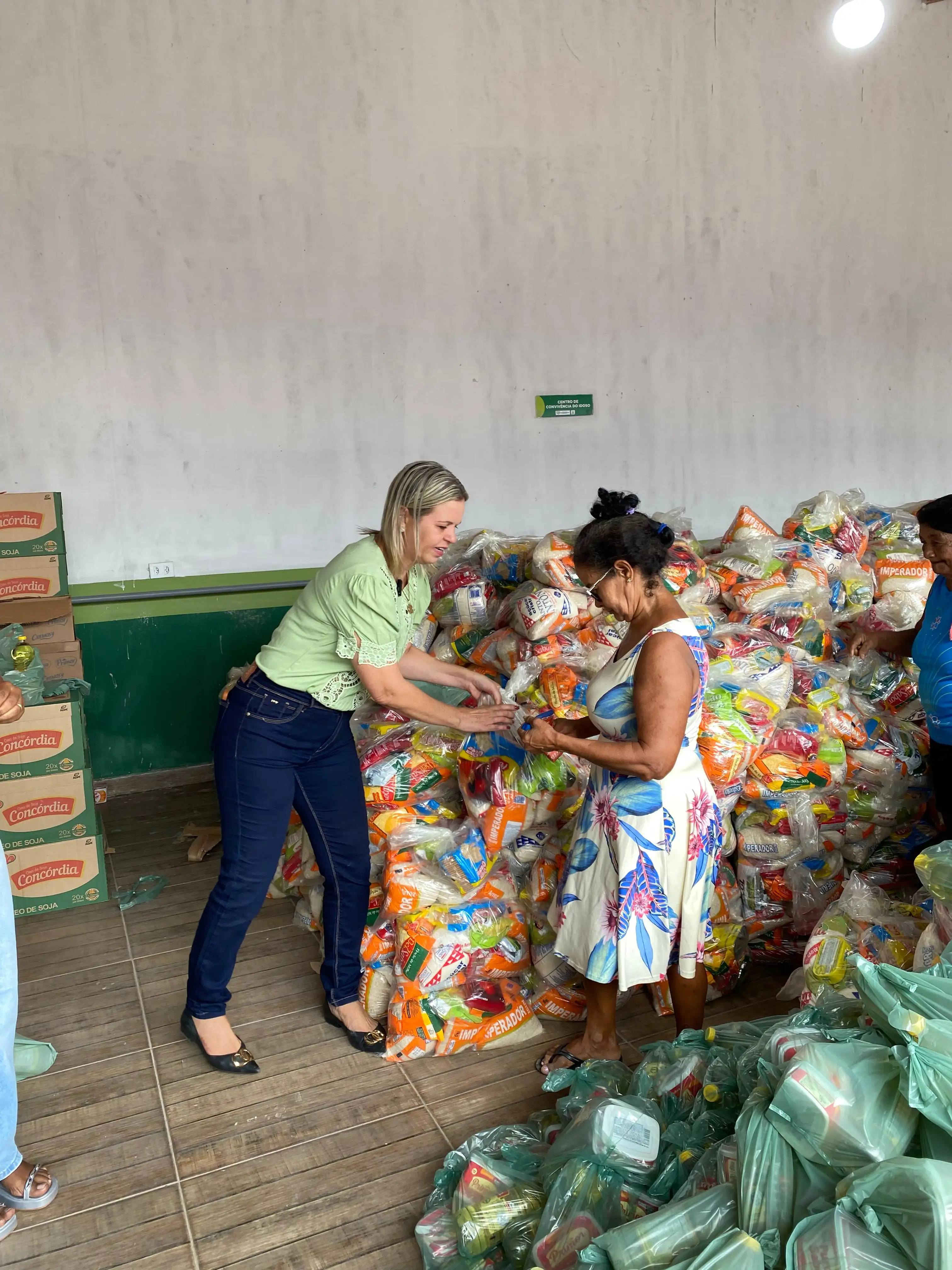Foto 1 – Prefeitura Municipal de Paraibano realizou mais uma entrega de cestas básicas em alusão à Semana Santa.