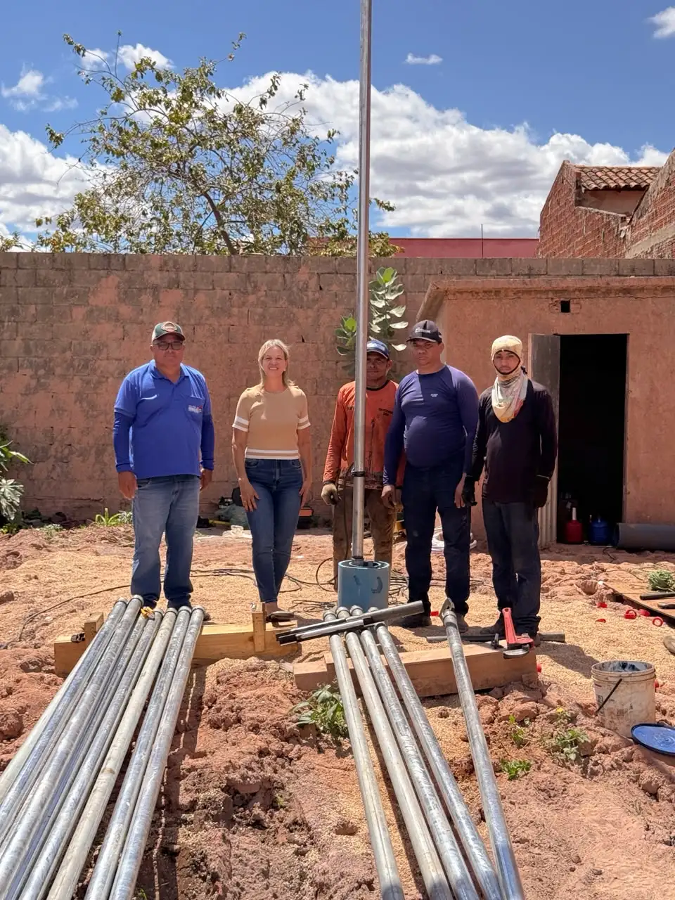 Foto 1 – Governo Municipal, informa que instalação da bomba e da tubulação do novo poço na Vila Castor já está em andamento.